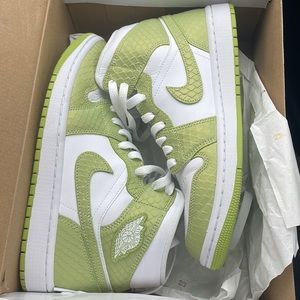 Women’s air jordan 1 mid SE green python